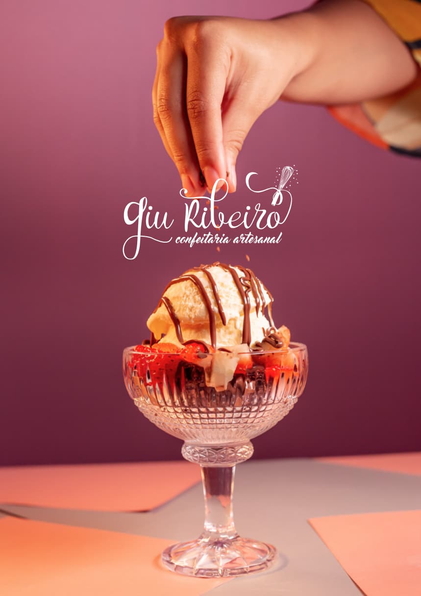 Imagem de uma taça de sorverte com a logo da Giu Ribeiro Confeitaria Artesanal sobreposta